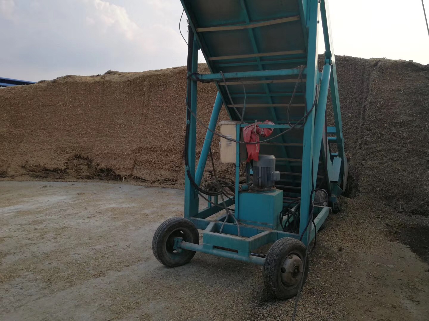 青貯取料機：取草界面平整、工作效率高